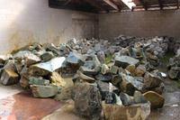 Jade-Steine im Hof der Fabrik