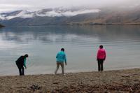 Steinewerfen am Lake Wakatipu