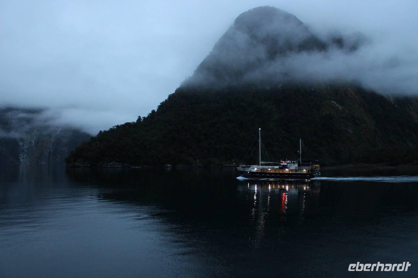 Schiff im Milford Sound am Morgen