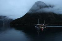 Schiff im Milford Sound am Morgen