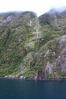 Kleiner Wasserfall im Milford Sound