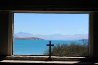 Blick aus dem Kirchenfenster auf den Lake Tekapo