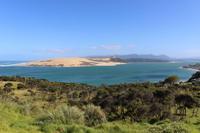 Blick auf den Hafen und die Sanddünen aus Omapere 