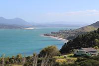 Blick auf den Hafen und die Sanddünen aus Omapere 