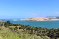 Blick auf den Hafen und die Sanddünen aus Omapere 