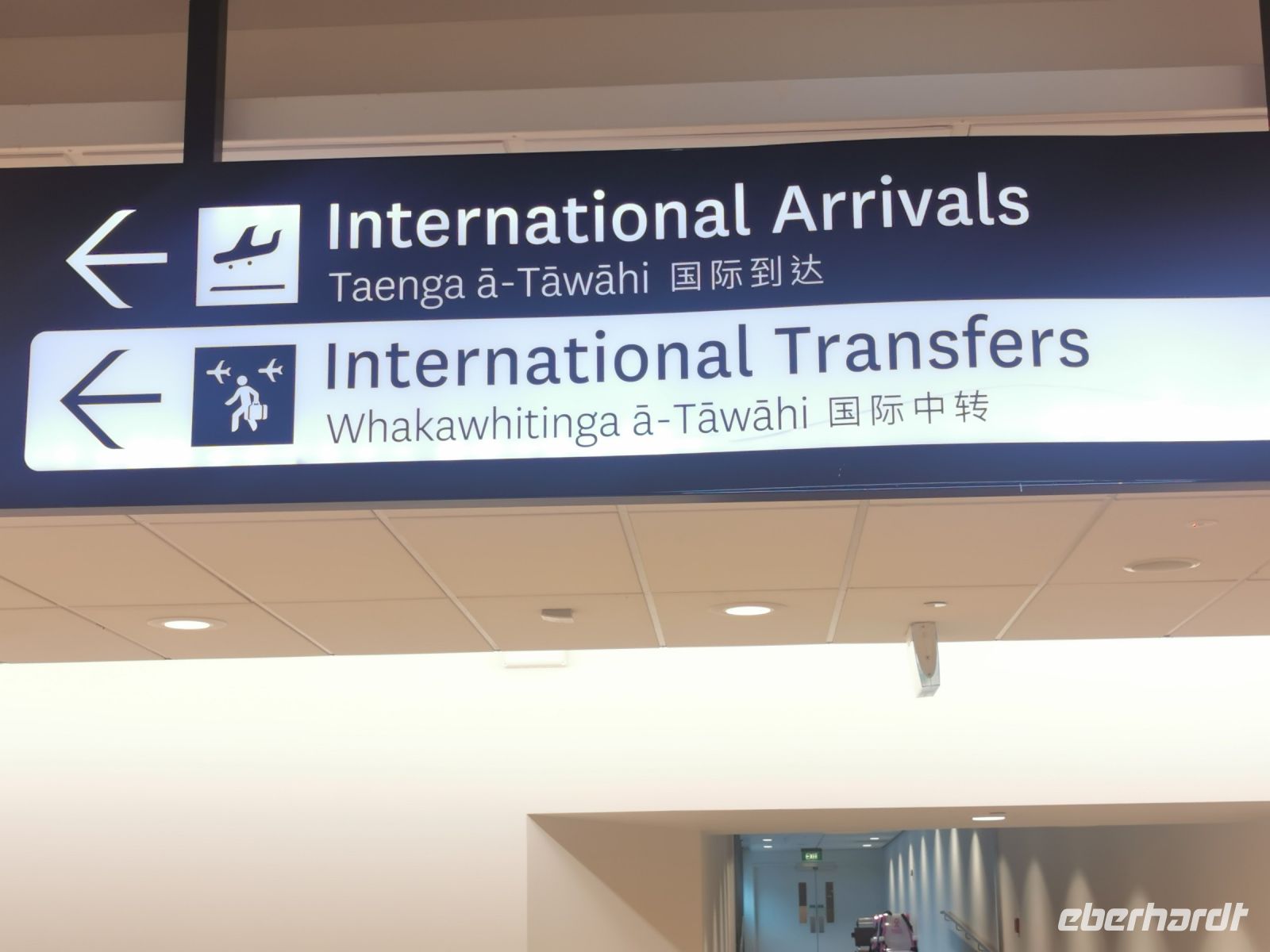 Auckland, Flughafen, die zweite Amtssprache ist die Sprache der Maori.