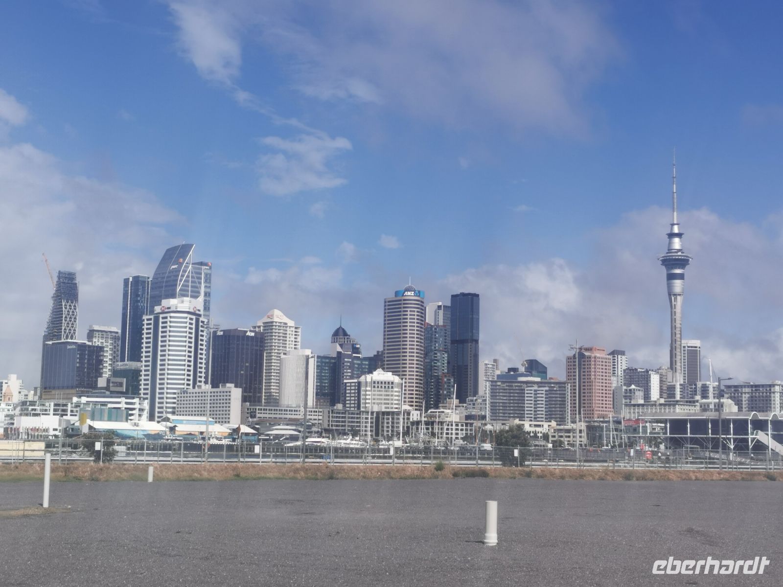 Auckland, die Stadtsilhouette vom Hafen aus gesehen