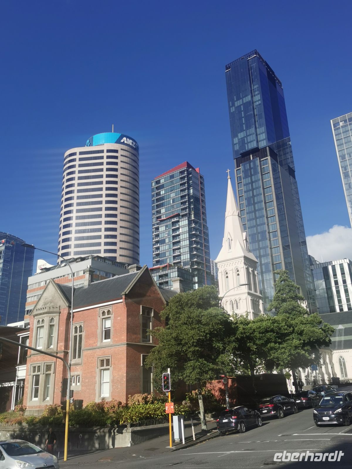 Auckland, die historischen Gebäude behaupten sich tapfer.