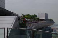 Blick auf das Schwimmbad auf dem Dach von Marina Sands