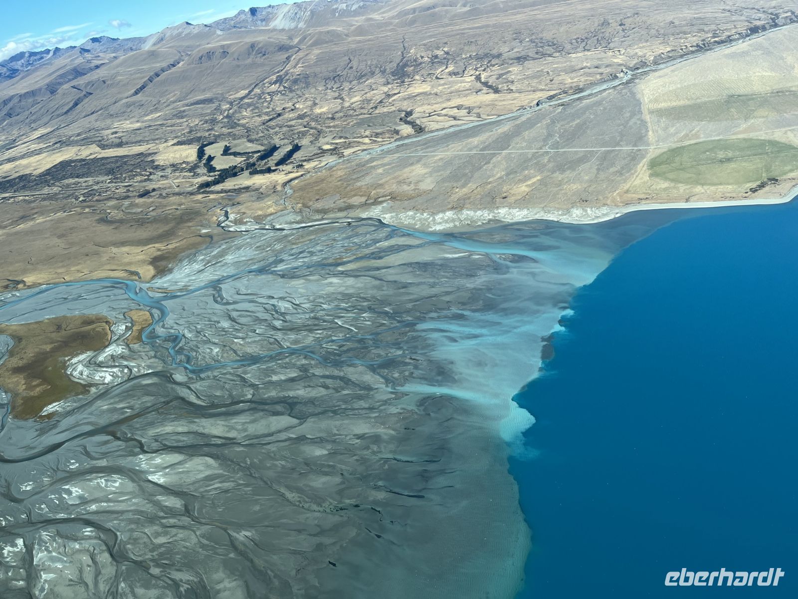 Blick auf die Flussmündung vom Lake Tekapo