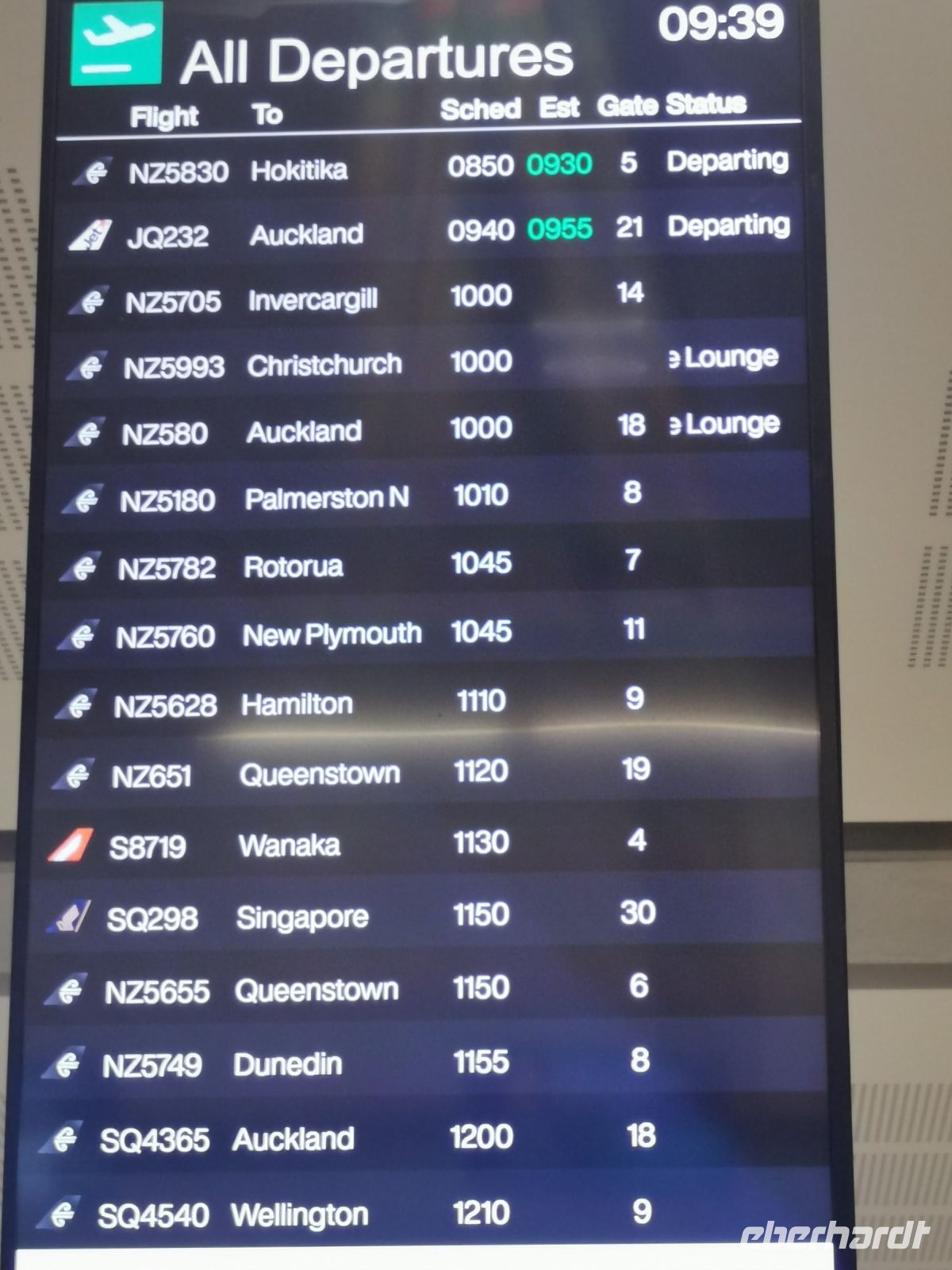 Christchurch, die Abflugtafel zeigt viele Städte, die wir auf unserer Reise besucht haben.
