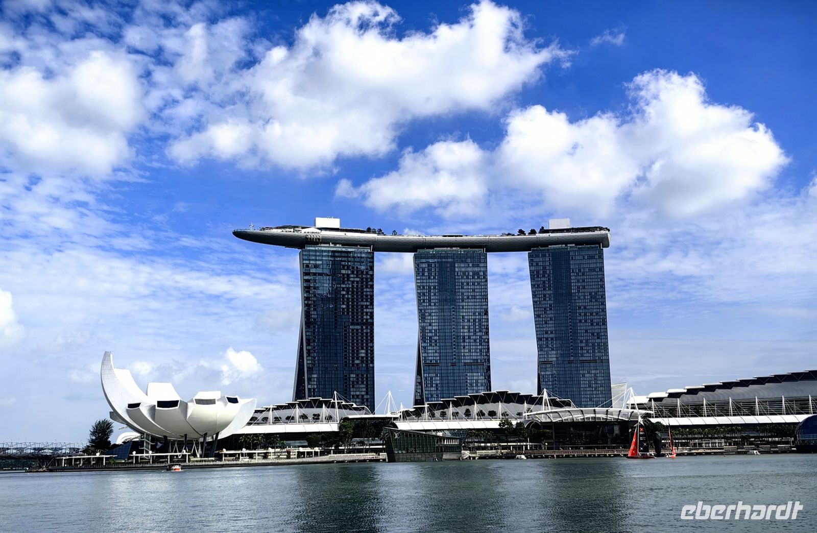 Das berühmte Marina Bay Sands Hotel in Singapur mit seiner charakteristischen Architektur