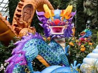 Der Drache gehört zu China und die Chinesen bilden den Hauptteil der Bevölkerung in Singapur