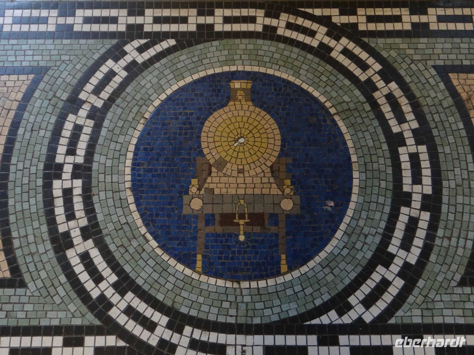 Dunedin, Bahnhof, der Fußboden ist mit Mosaiken geschmückt. 
