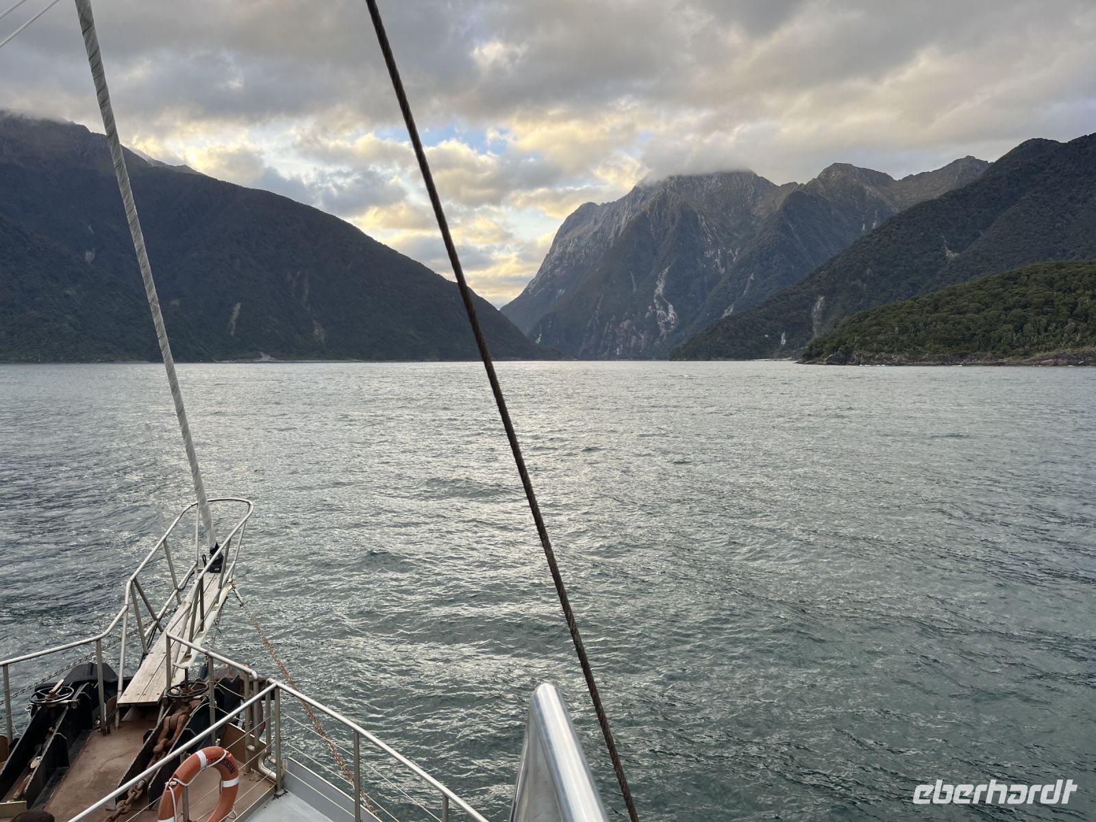 Einfahrt in den Milford Sound von der Tasman Sea