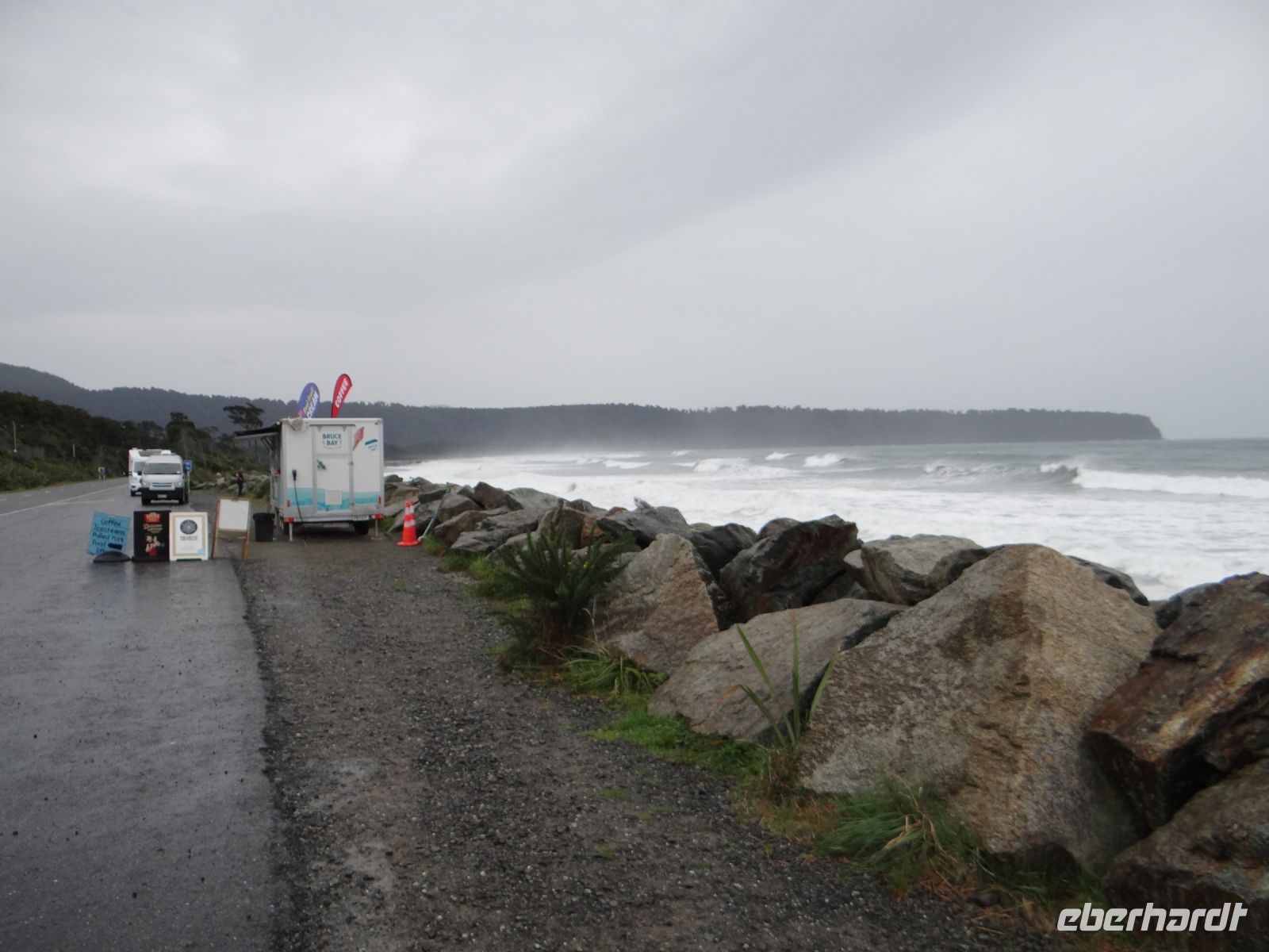 Fotostopp am Tasmanischen Meer. Der Kaffeekiosk bietet Trost auf der Strecke.
