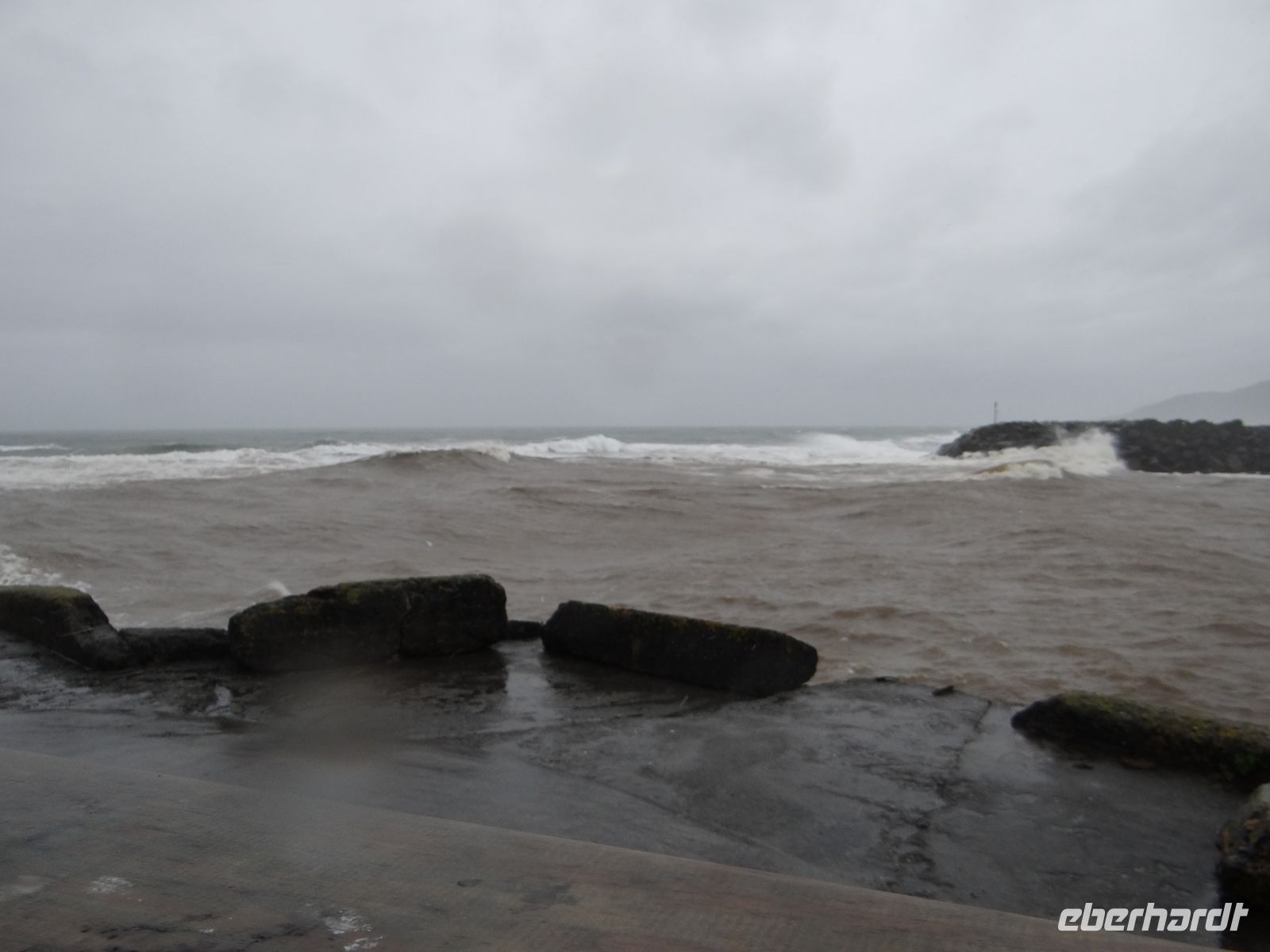 Greymouth, der Fluß drängt raus, das Meer rein. So hatte der Hafen keine Zukunft. 