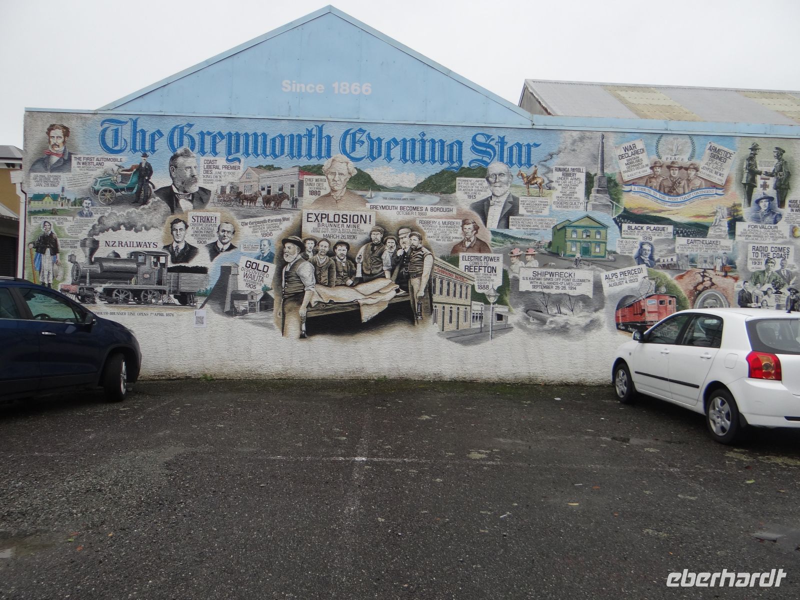 Greymouth, die Tageszeitung bringt eine Chronik auf die Wand. 