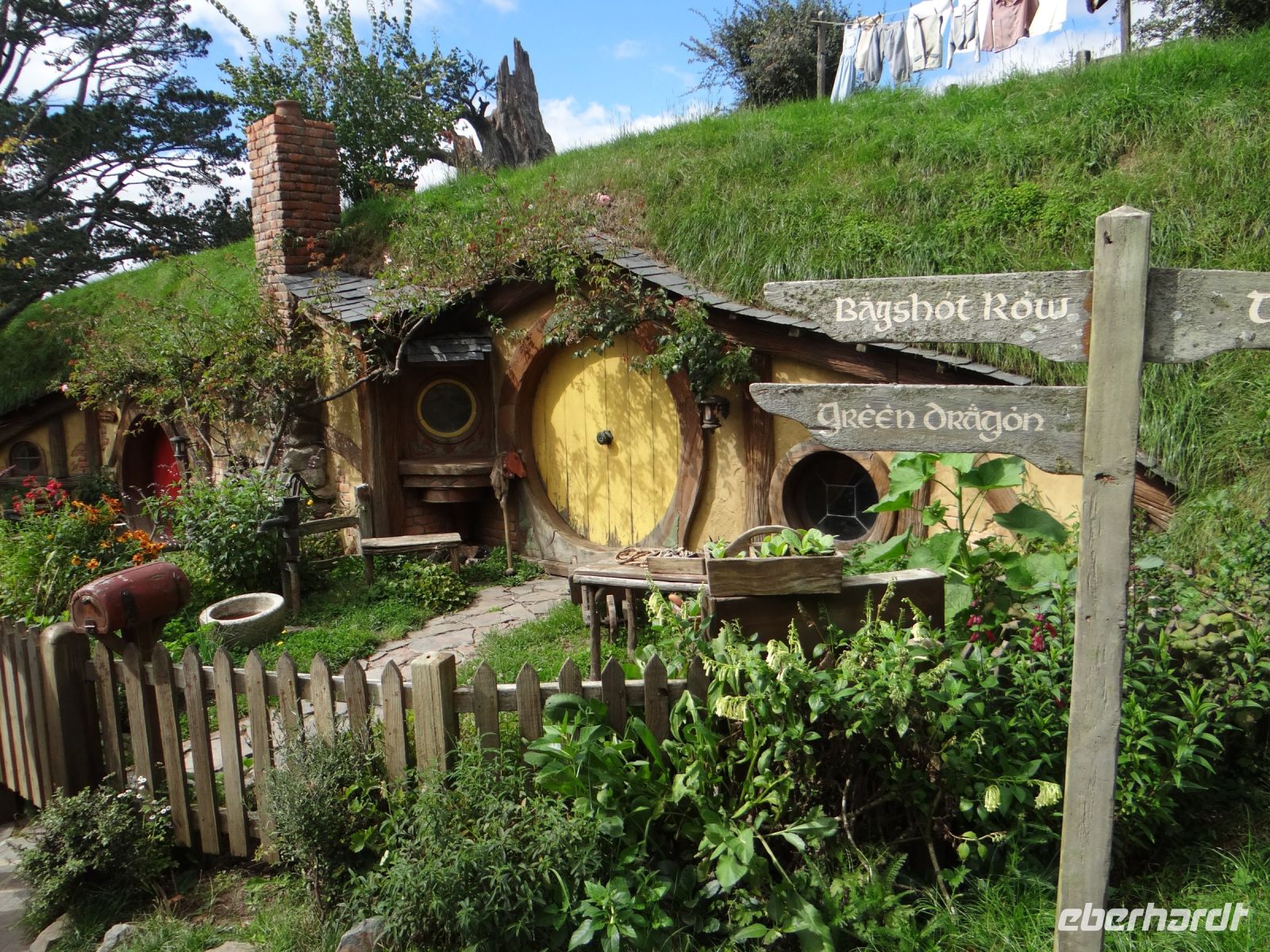 Hobbiton Movie Set, Wegweiser helfen bei der Orientierung.