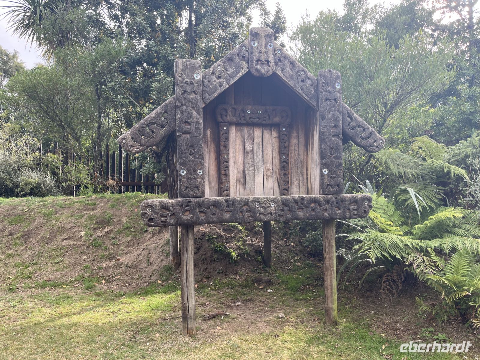 Holzhaus zur Essensaufbewahrung der Maori