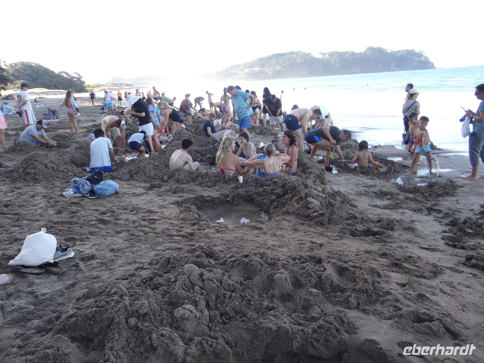 Hot Water Beach, alles drängt sich um die warmen Löcher.