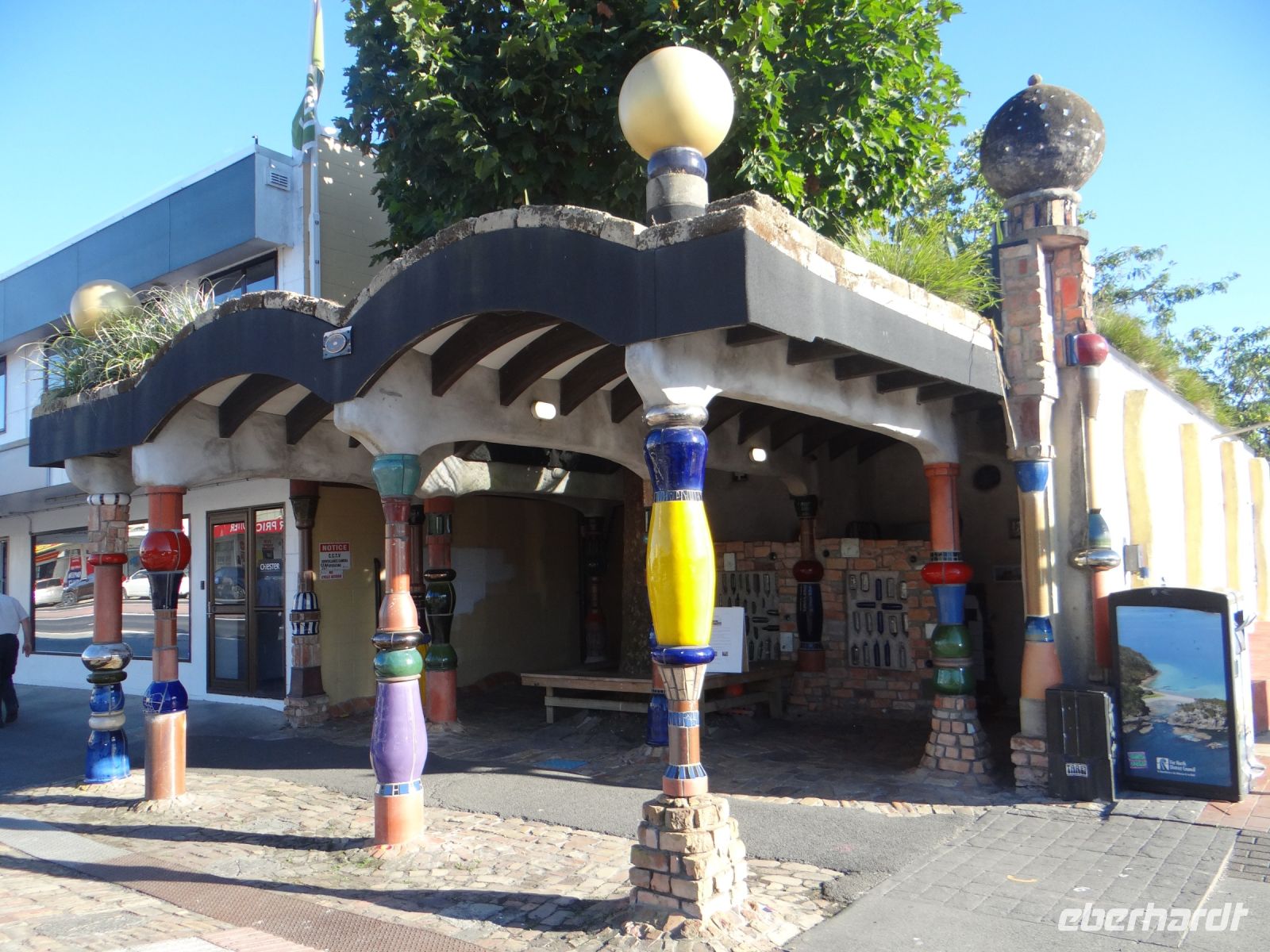 Kawakawa, hier hat Friedensreich Hundertwasser ein schmuckes Toilettenhäuschen hinterlassen.