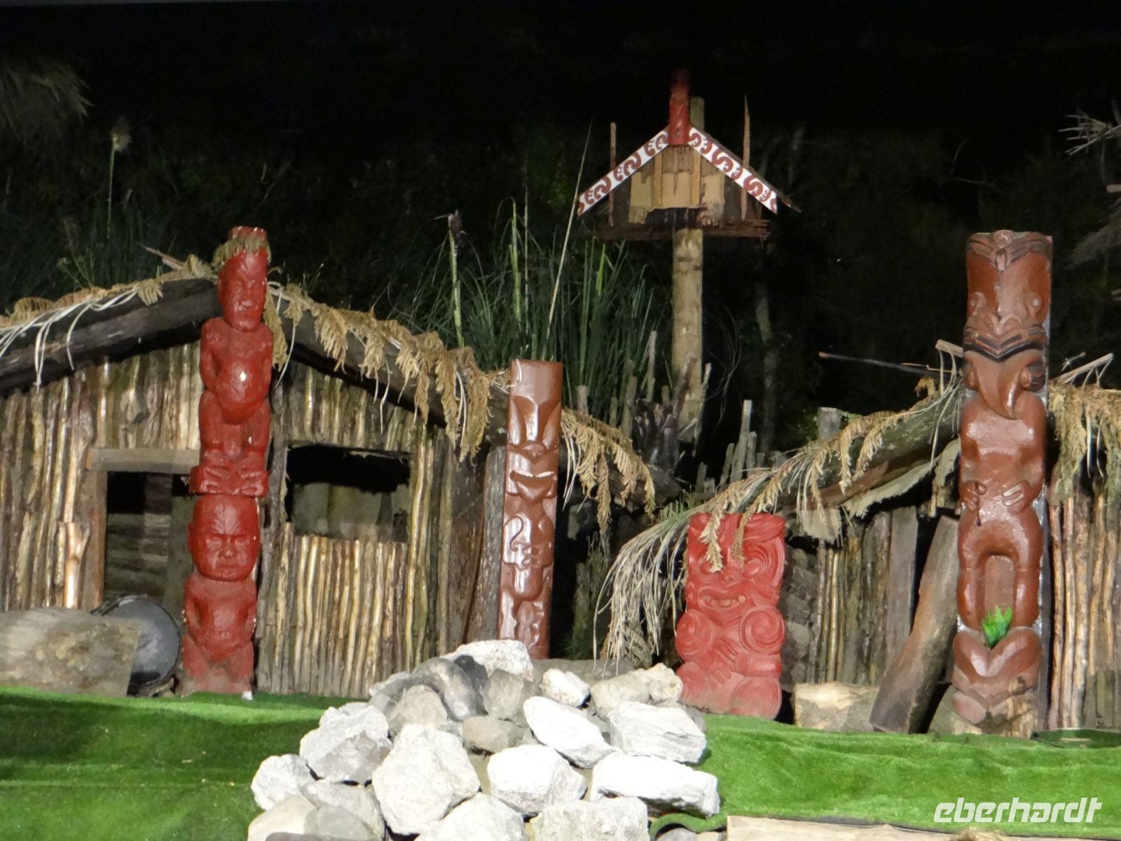 Maori Village Mitai, die Bühne, auf der die zeremonielle Abläufe und Tänze dargeboten werden.