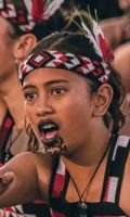 Maorifrau mit traditionellen Tatoos