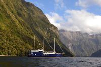 Milford Mariner vor Anker in der Harrison Cove