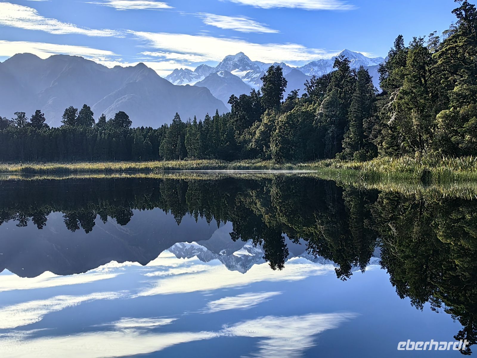 Mount Cook und Tasman spiegeln sich im Lake Matheson in Fox