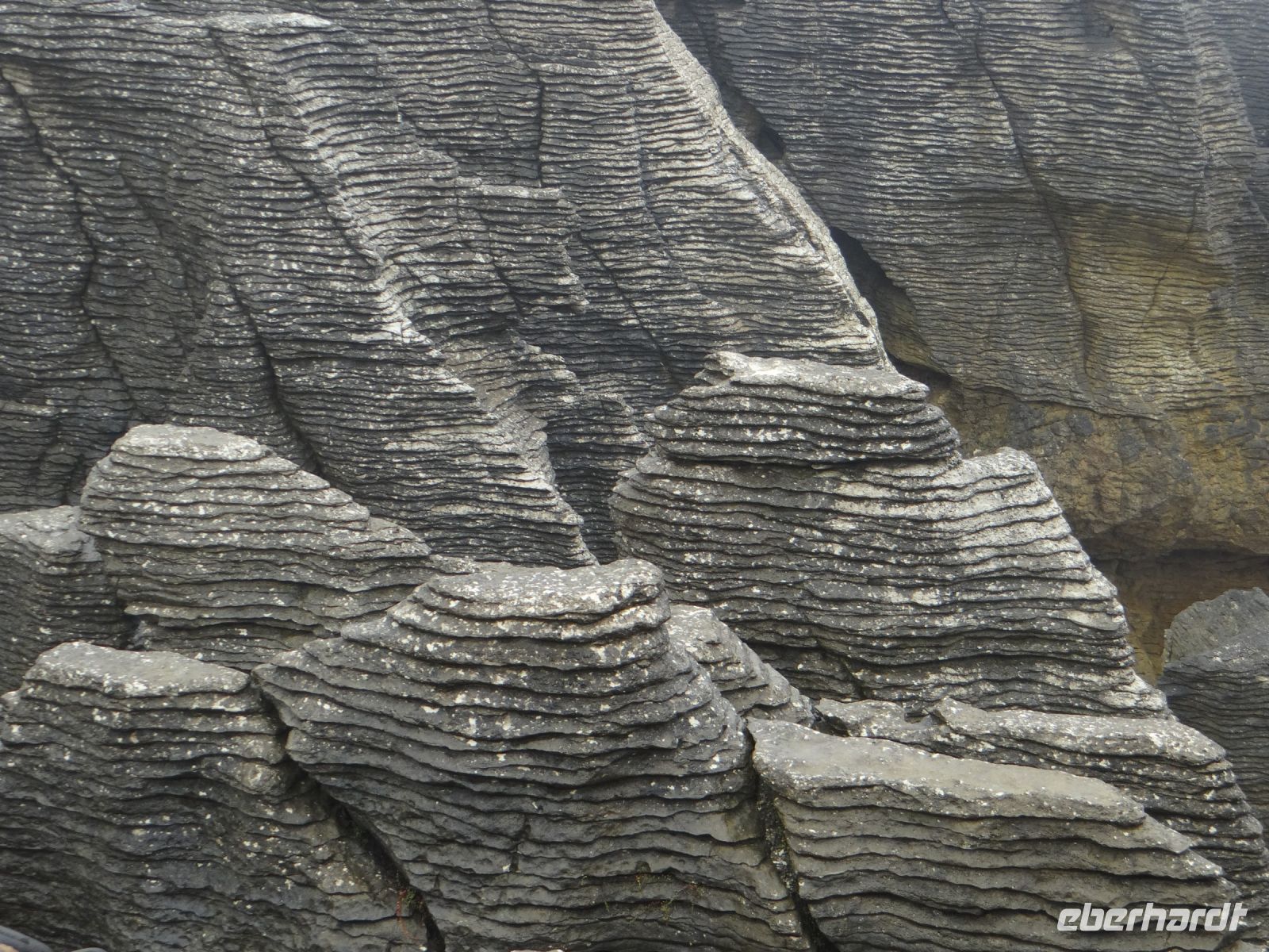 Pancake Rocks, wie mit einem Meißel bearbeitet.