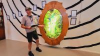 Rundreise Neuseeland - Rayner erklärt im Matakohe Kauri Museum