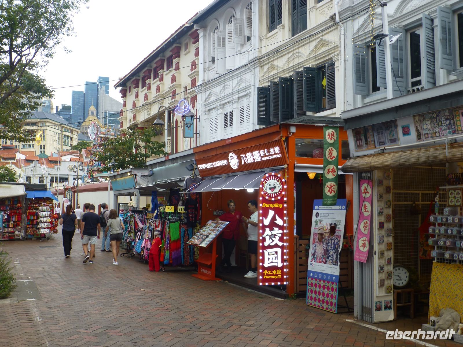 Singapur, China Town mit Hochhaussilhouette 