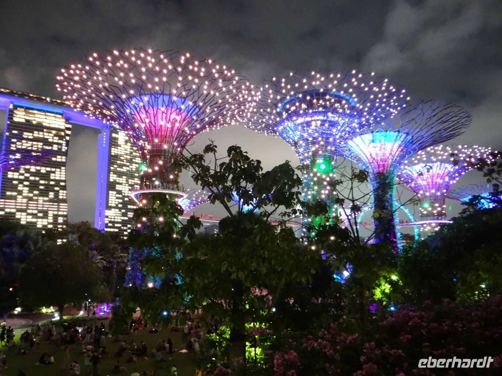 Singapur, Garden Rhapsodie Show, in den Super Trees versteckt sich technische Infrastruktur.