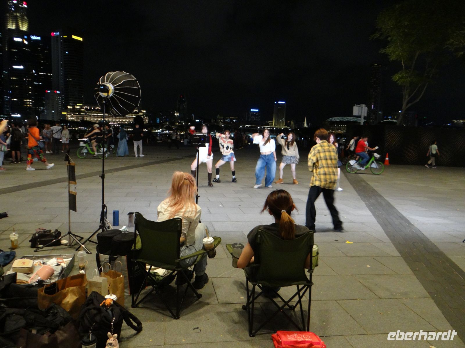 Singapur, Girlie Gruppen performen auf der Event Plaza. Stylisten, Licht, Ton, alles dabei – wie die Profis.