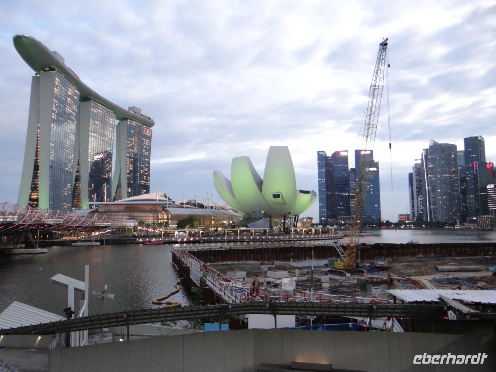 Singapur, Marina Bay Sands, im Vordergrund wird die neue Tribüne für die Formel-1-Strecke gebaut.