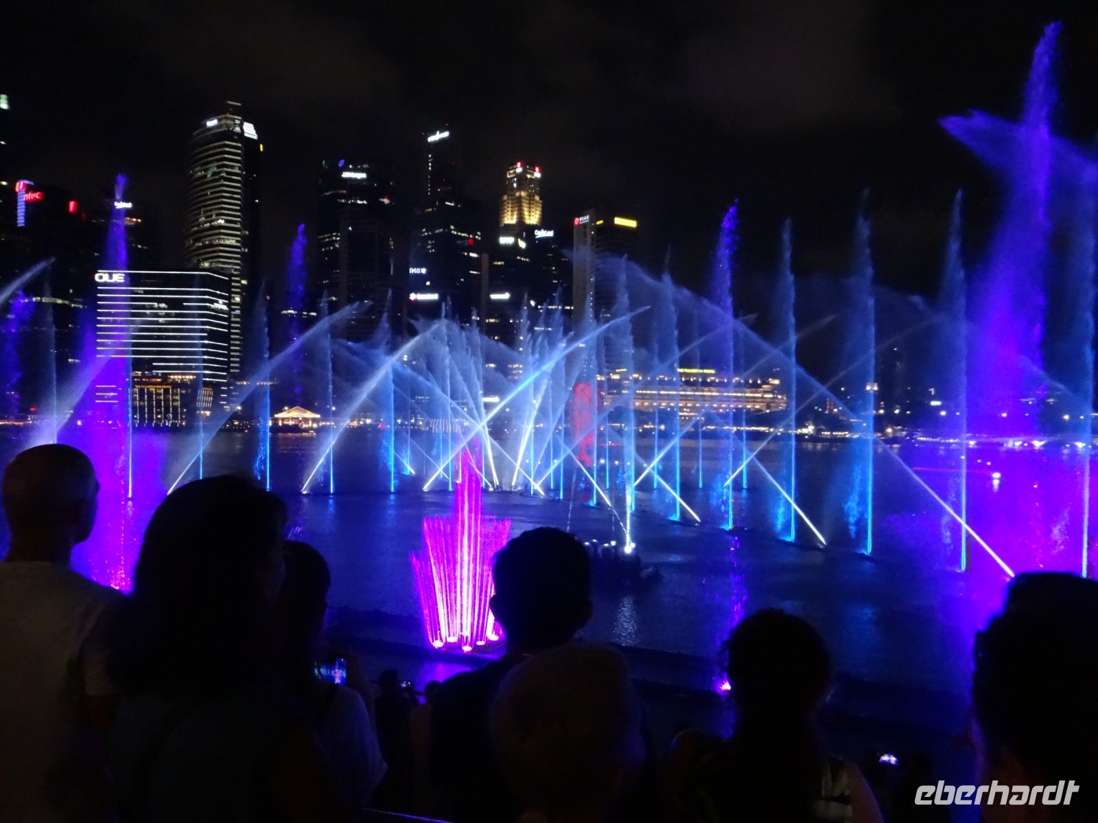 Singapur, Spectra Light and Water Show, begleitet von Musik
