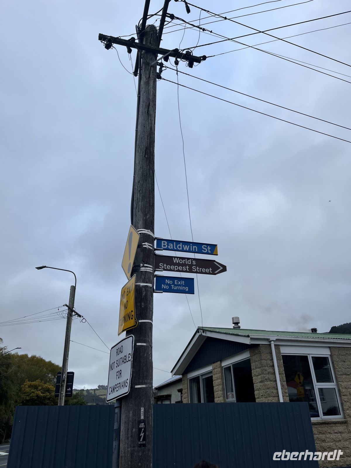 Straßenschild zur steilsten Straße der Welt