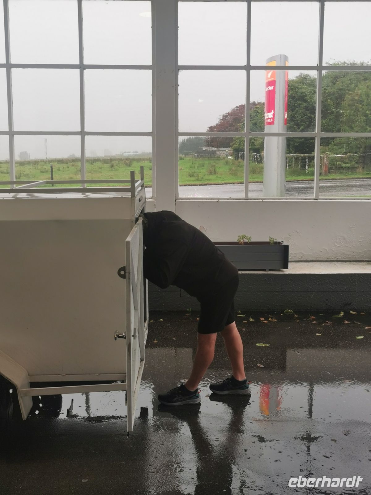 Täglich rein und raus. Walt kennt das Gewicht von jedem unserer Koffer.