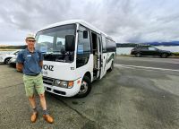 Unser Reiseleiter ist gleichzeitig der Fahrer, Alec vor unserem Bus