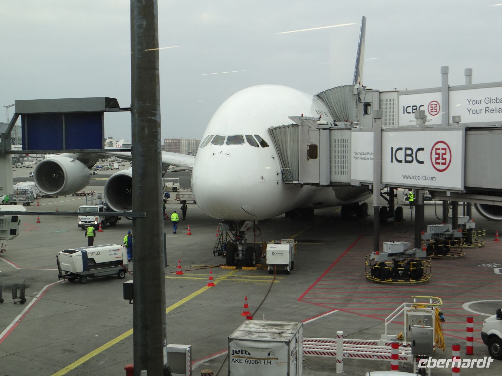 Unser Vogel wird beladen. Singapore Airlines stellte den A380-800 als erste Fluggesellschaft in Dienst.