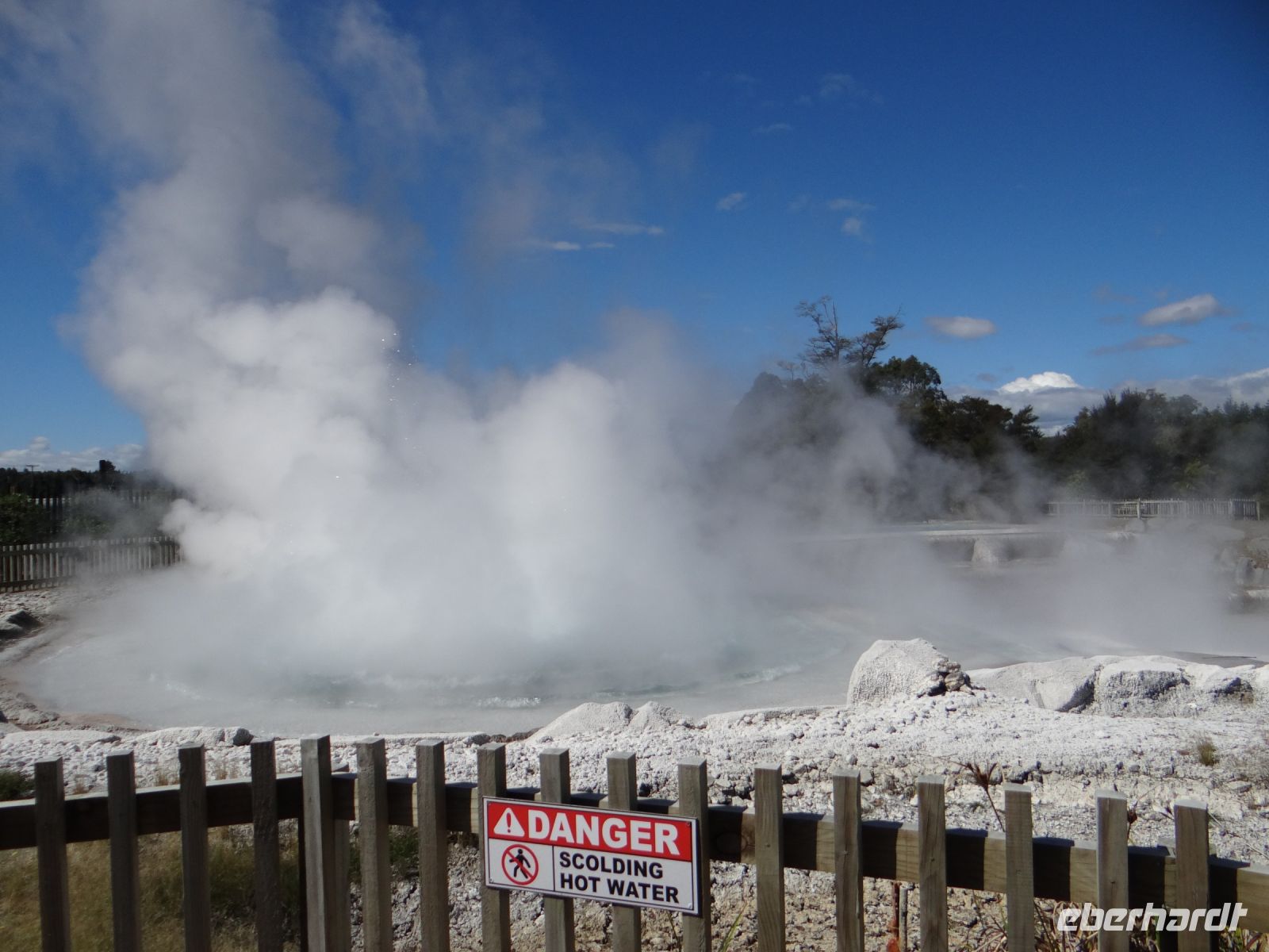 Wairakei-Terrassen, das Wasser im nahegelegenen Bad hat 38 Grad.