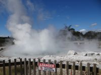 Wairakei-Terrassen, das Wasser im nahegelegenen Bad hat 38 Grad.