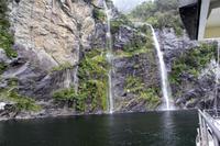 Wasserfälle an den Fjorden im Milford Sound