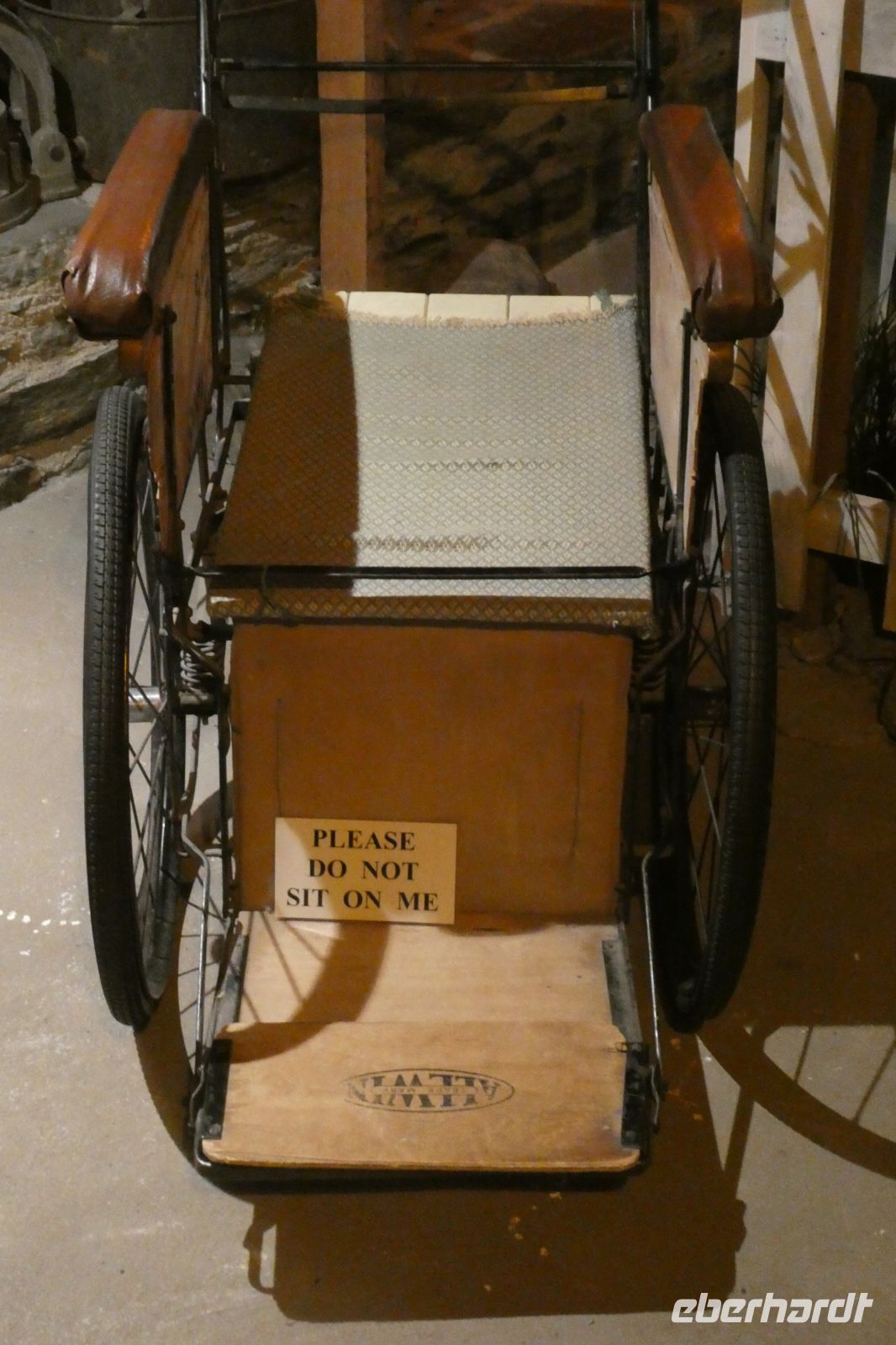 alter Rollstuhl