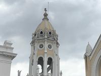 Kirchenturm im Stiel der Kolonialzeit