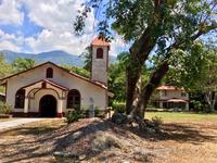 Kirche und Herrenhaus von Bananenplantagen Besitzer