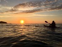Kayak Paddler mit Sonnenuntergang