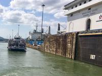 aus den 3 Miraflores Locks hinaus