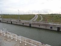 kurz vor Enkhuizen, Schiff fährt über eine Brücke, darunter befindet sich die Straße